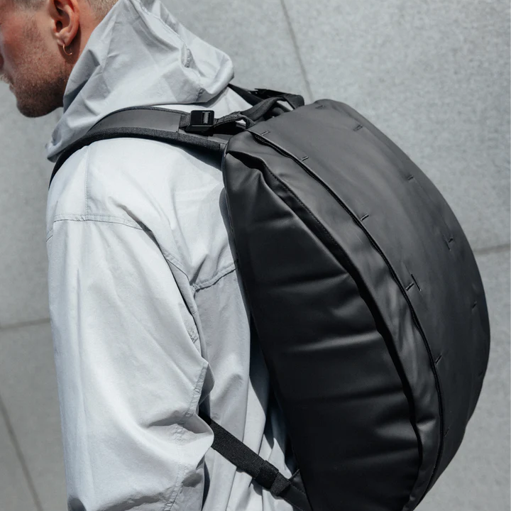 Hugger_2015L_20Black_20Out02.webp