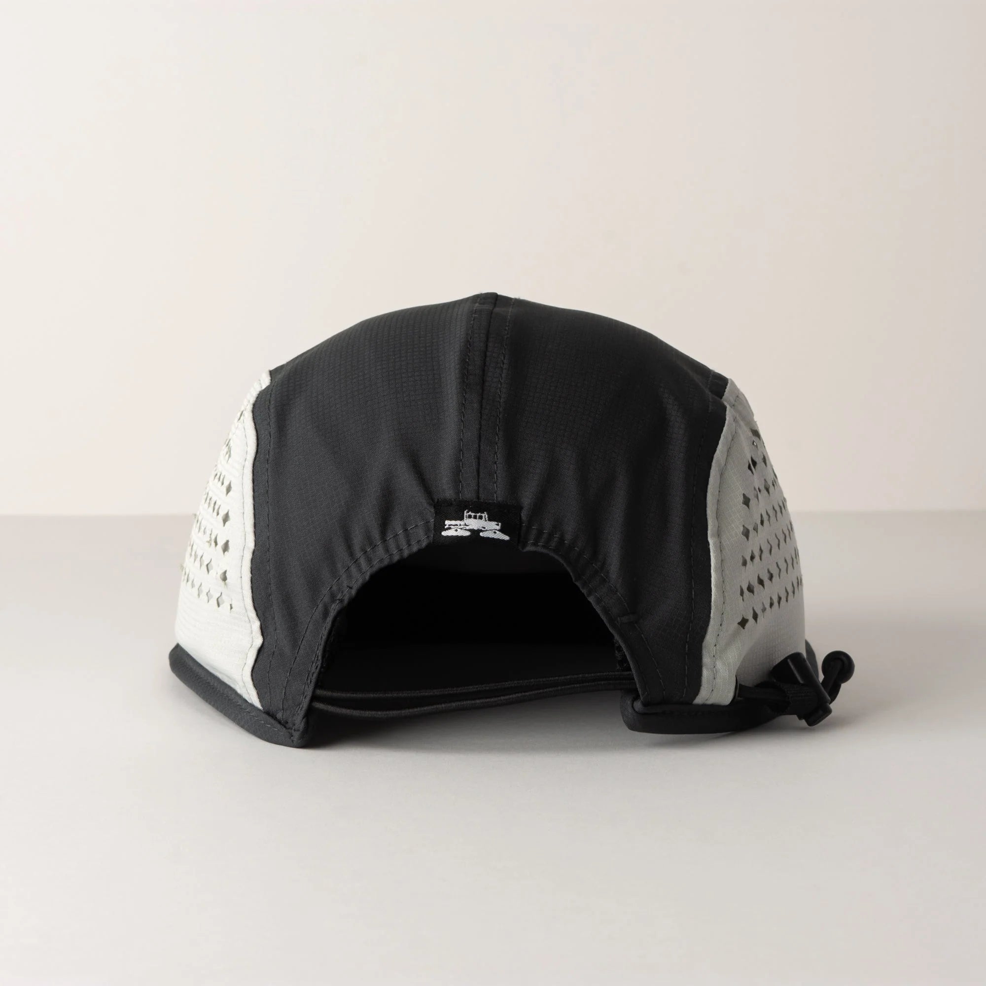 cadence-5-panel-lightweight-cap-589428_2000x_72818a42-8625-4688-bc31-ca6790a0f095.webp